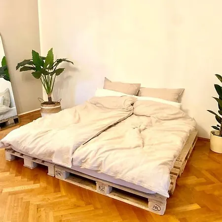 Wunderschoene Altbauwohnung Mit Balkon - 102 Qm *