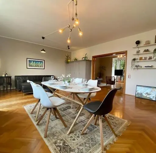 Wunderschoene Altbauwohnung Mit Balkon - 102 Qm Διαμέρισμα *