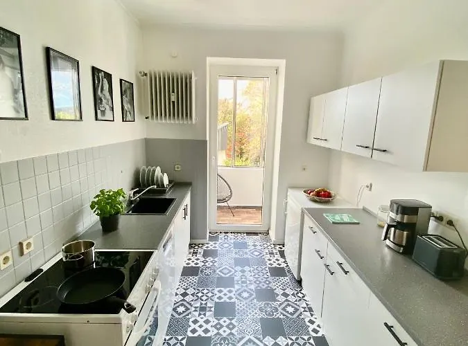 Wunderschoene Altbauwohnung Mit Balkon - 102 Qm *